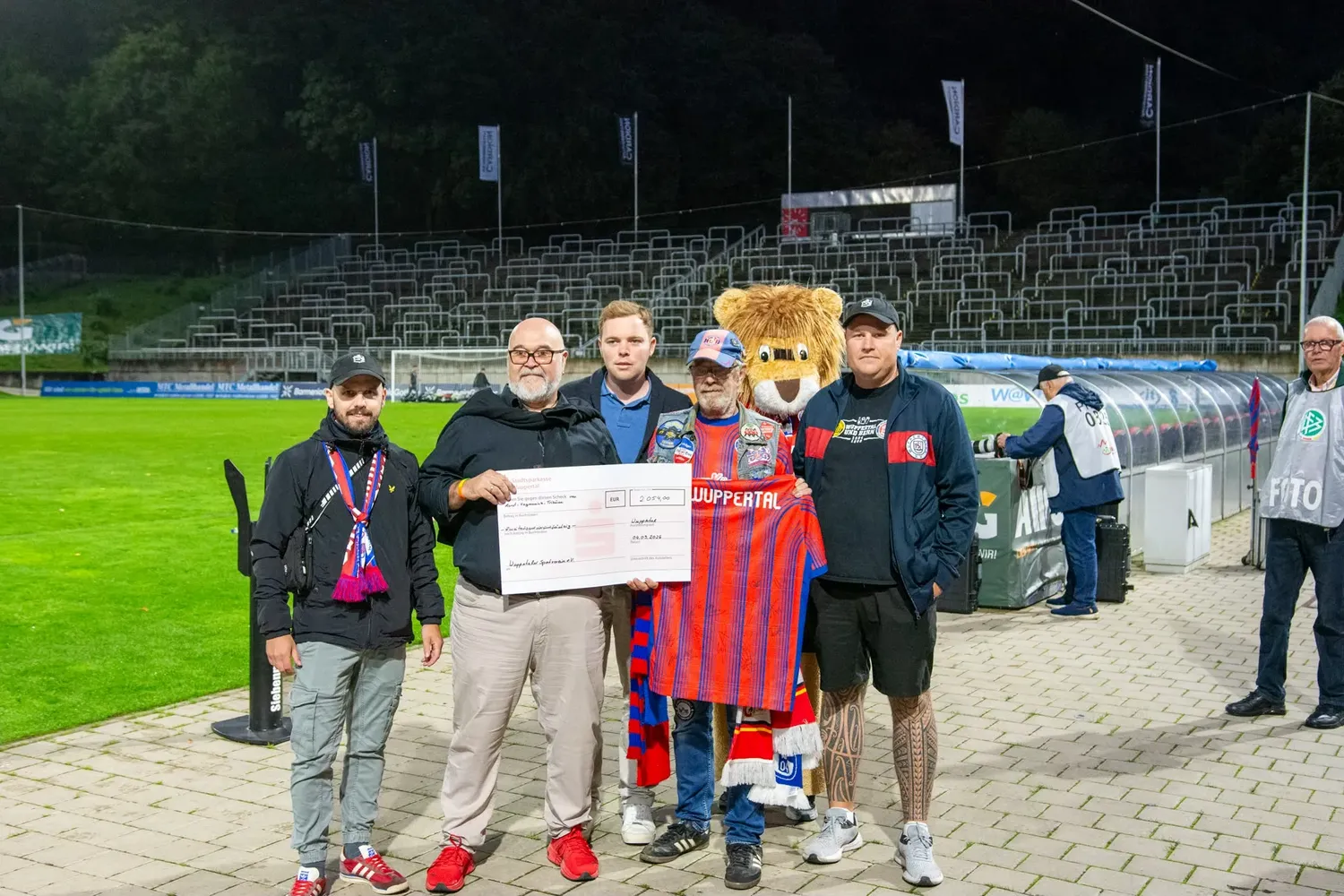 2.054 Euro: Horst-Szymaniak-Tribüne unterstützt den WSV